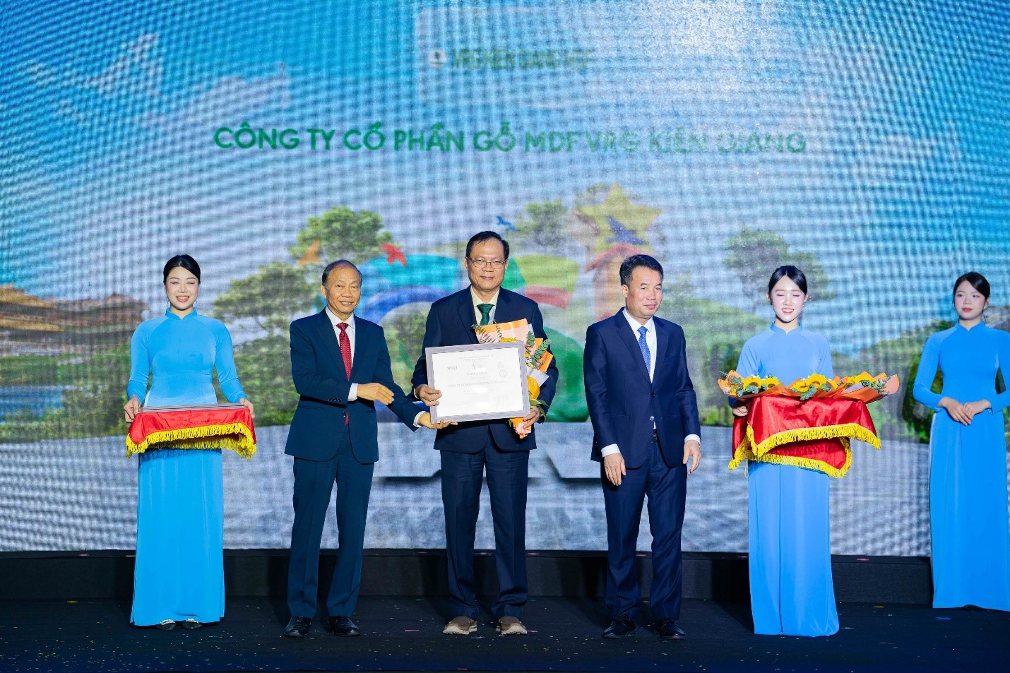 CÔNG TY CP GỖ MDF VRG KIÊN GIANG  3 NĂM LIÊN TIẾP GIỮ VỮNG NGÔI VỊ TOP 100 DOANH NGHIỆP BỀN VỮNG (CSI)